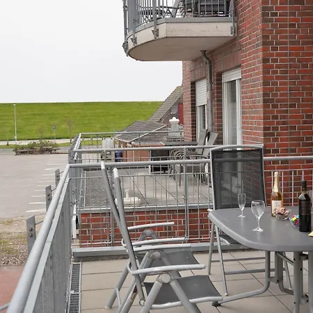 Strand Apartment *